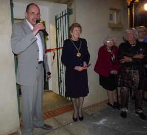 John Redpath welcoming the Mayor of Godalming, Diana Lockyer Nibbs, with Mrs Joan Robinson, Dr Edith Faulkner and Mrs Patricia Morgan